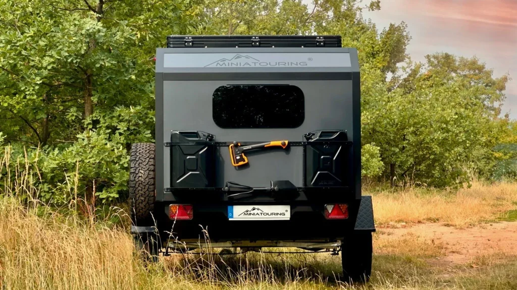 miniaturing-m23-heckansicht-mit-kanistern-und-axt-1920w